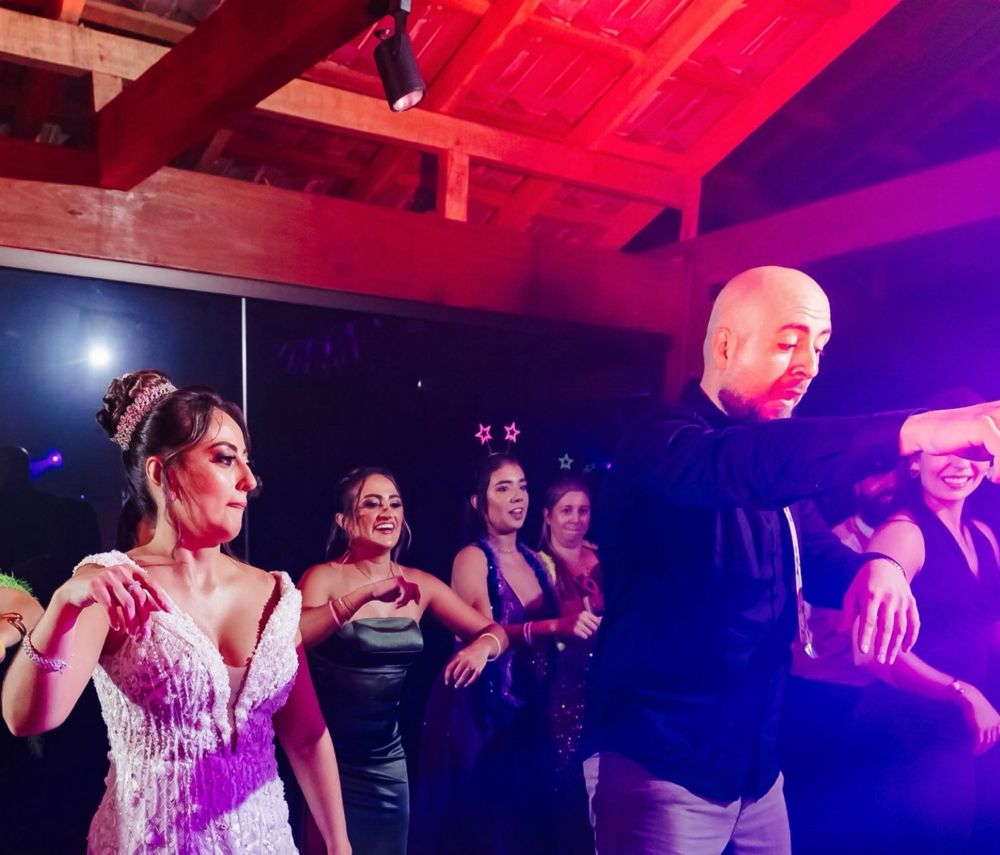 Deivid puxando a coreografia com a noiva e as convidadas
